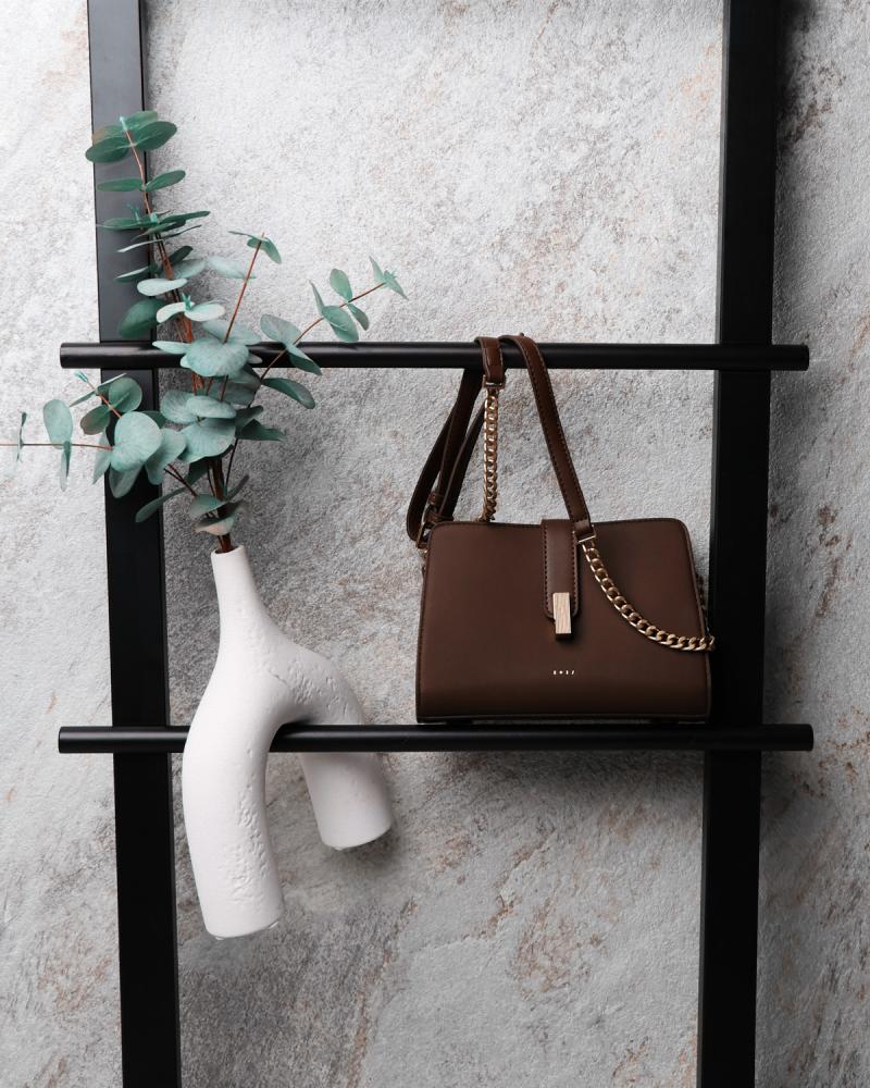 شنطة نسائية بتصميم مميز بلون بني